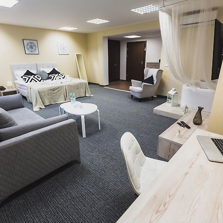 Czarno Na Bialym Hotell Krasków Exteriör bild