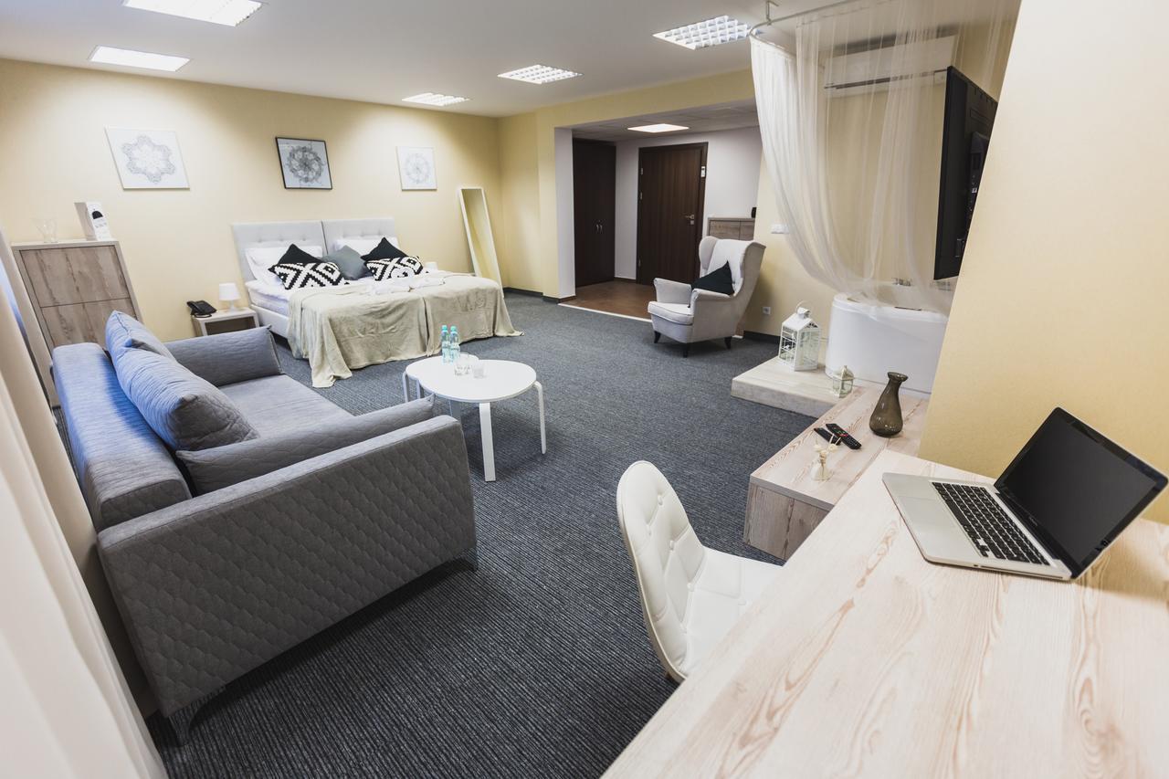 Czarno Na Bialym Hotell Krasków Exteriör bild