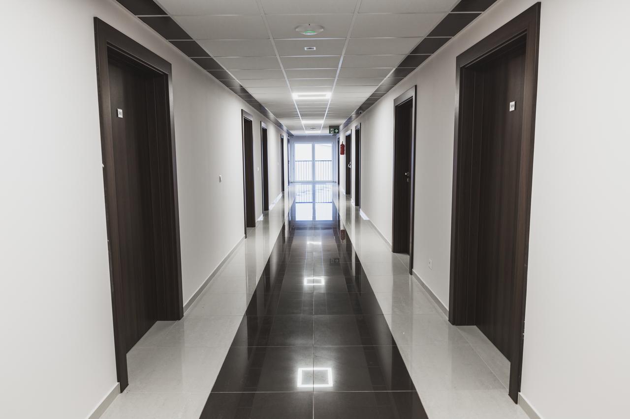 Czarno Na Bialym Hotell Krasków Exteriör bild