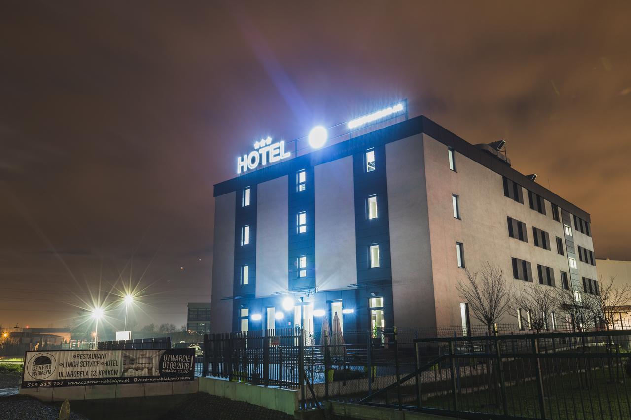 Czarno Na Bialym Hotell Krasków Exteriör bild