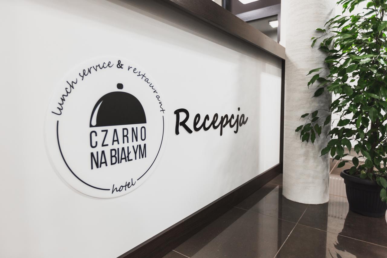 Czarno Na Bialym Hotell Krasków Exteriör bild