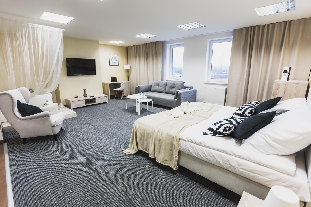 Czarno Na Bialym Hotell Krasków Exteriör bild