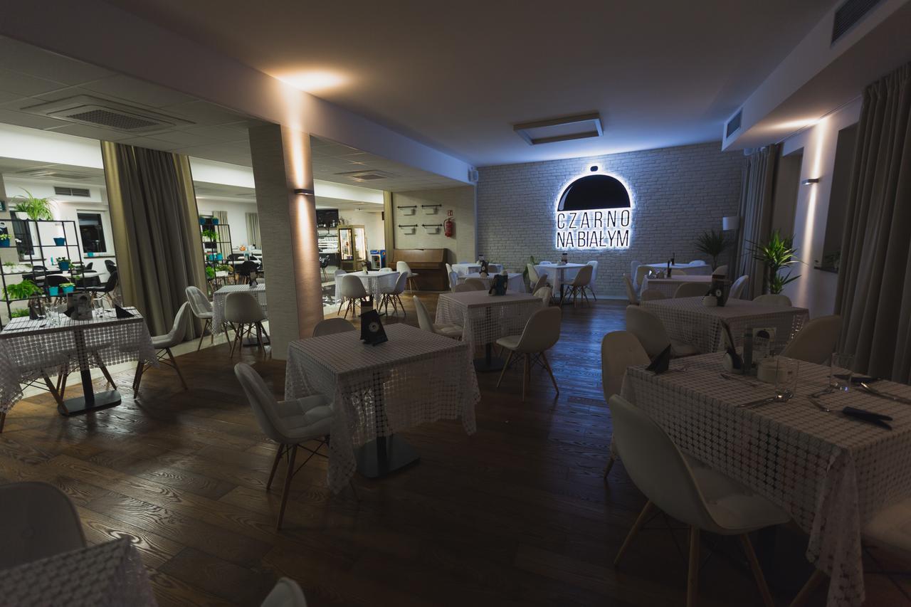 Czarno Na Bialym Hotell Krasków Exteriör bild
