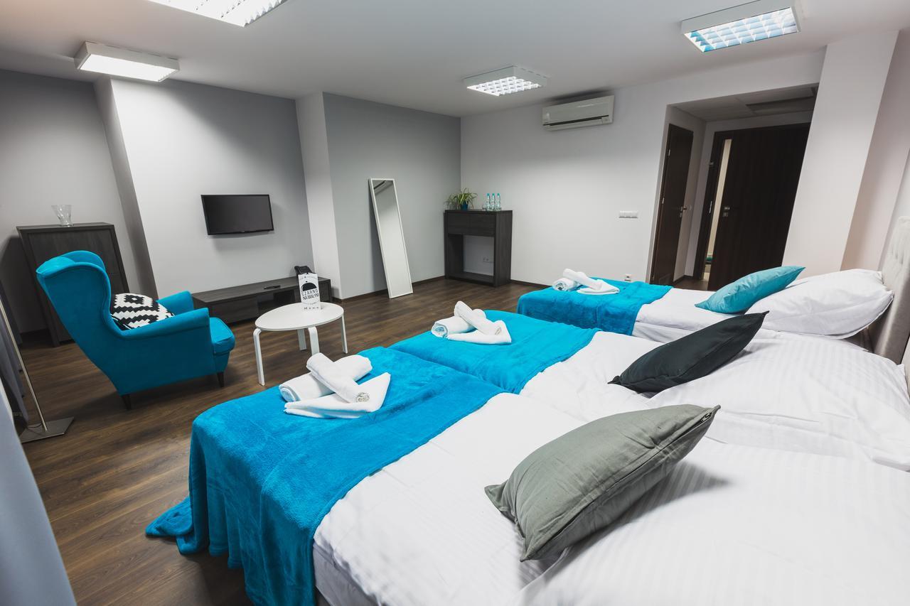 Czarno Na Bialym Hotell Krasków Exteriör bild