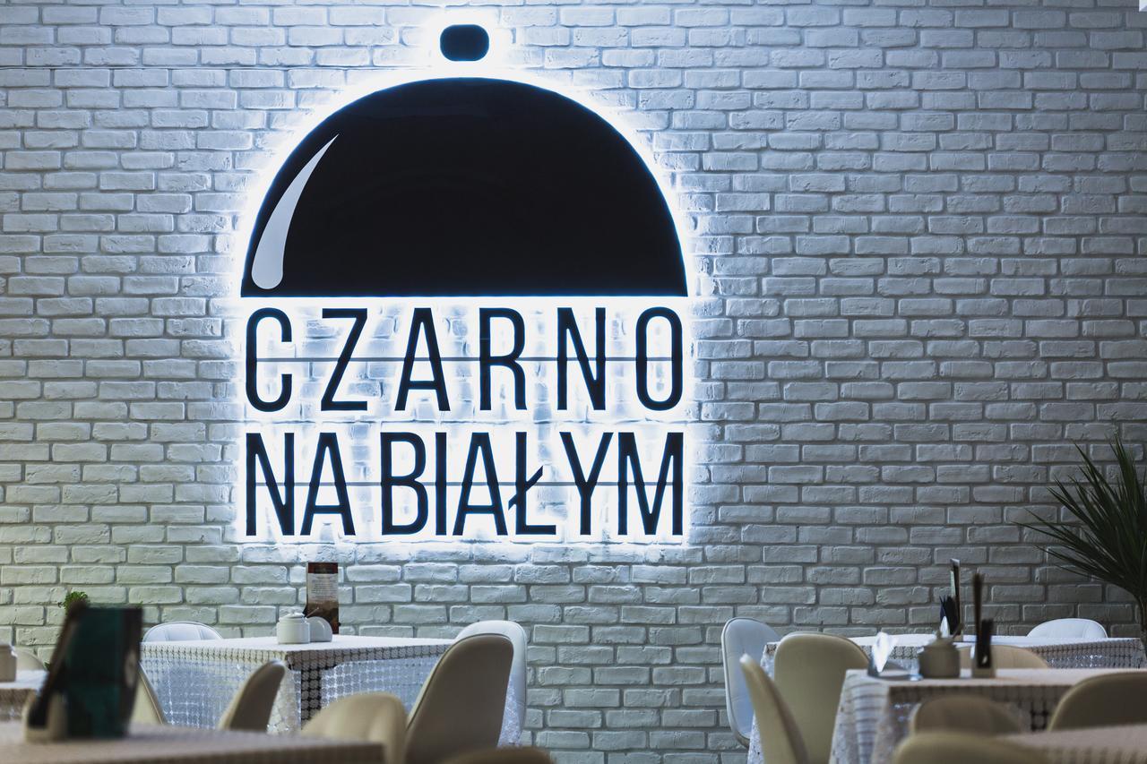 Czarno Na Bialym Hotell Krasków Exteriör bild