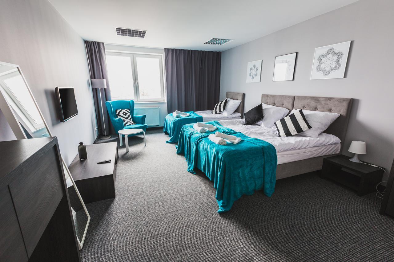 Czarno Na Bialym Hotell Krasków Exteriör bild
