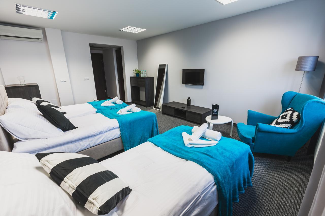 Czarno Na Bialym Hotell Krasków Exteriör bild