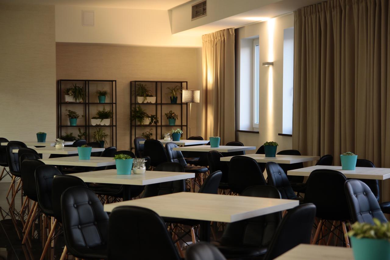 Czarno Na Bialym Hotell Krasków Exteriör bild
